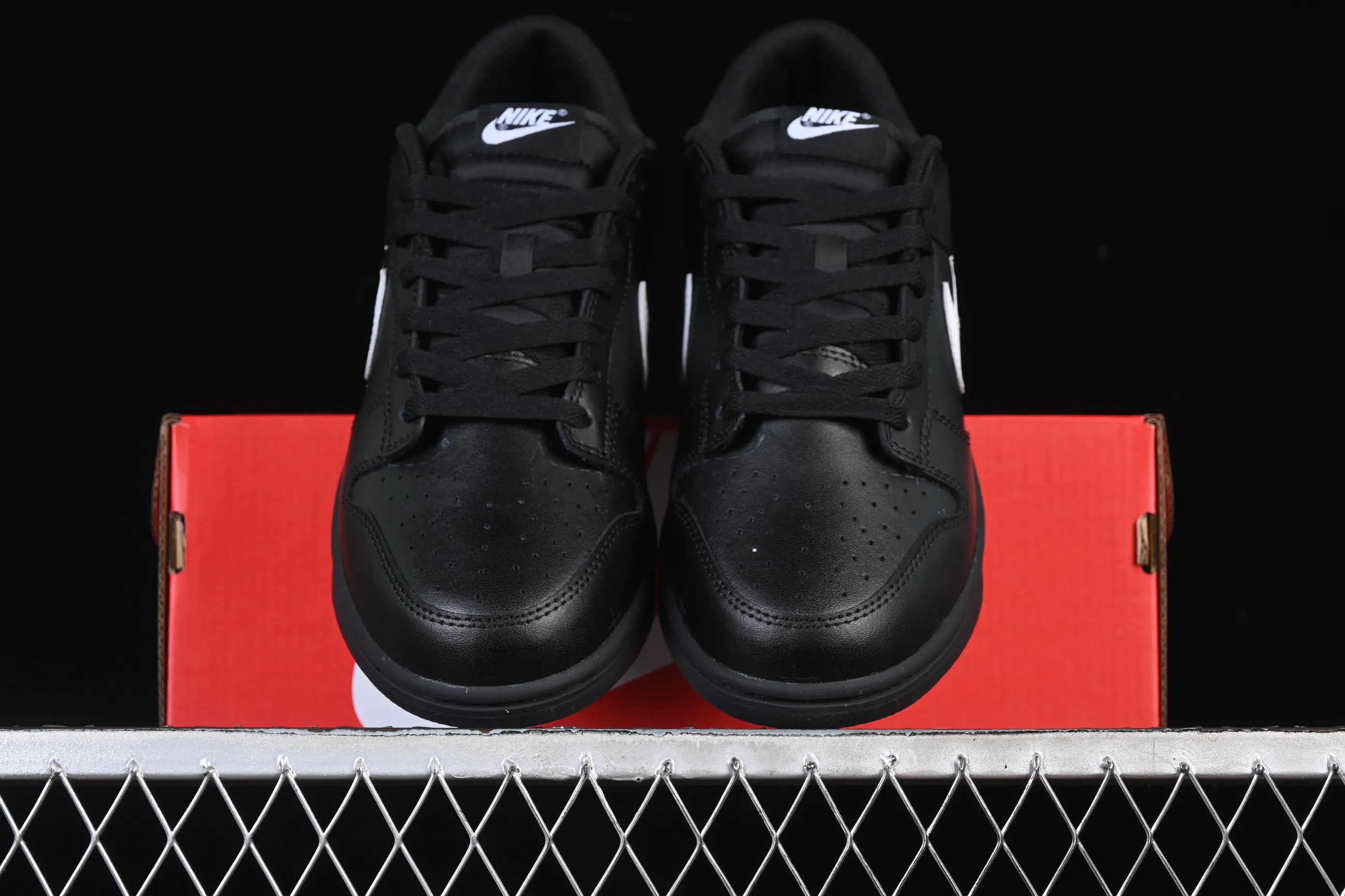 All Categories Nk SB Dunk Series Nk SB Dunk Low Low-top sneakers Nike SB Dunk Low All black and white hook Low-top casual sneakers IO7606-010